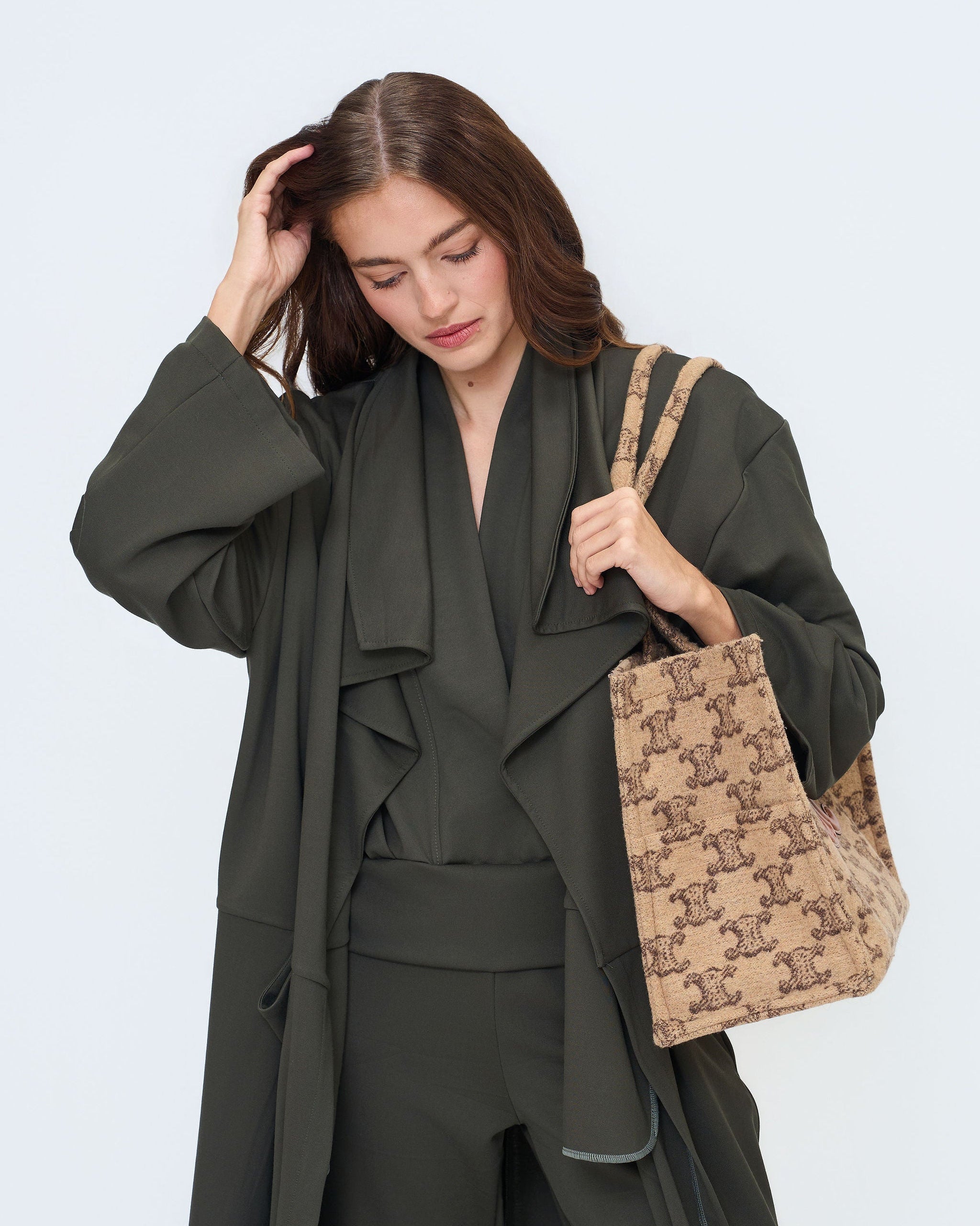 heKno women’s relaxed-fit layered outfit styled with a textured tote bag