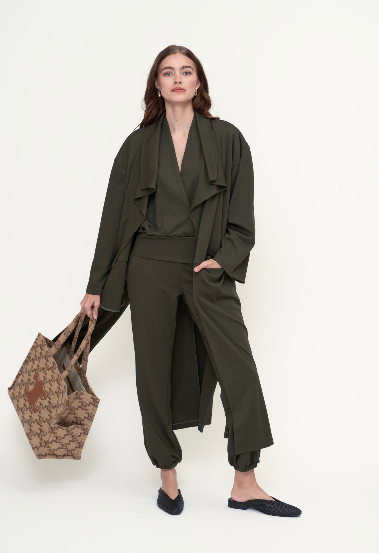 TheKno all-black women’s travel ensemble with structured outerwear